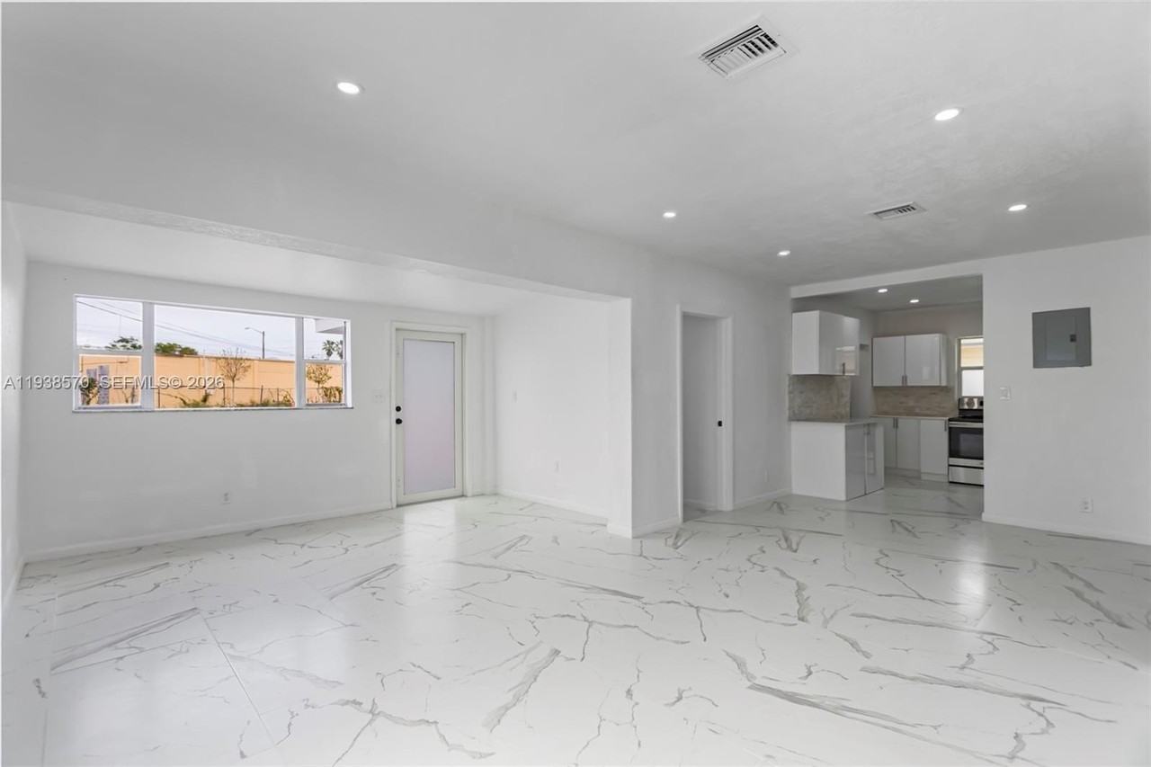 988 Nw 10th St #1 - Photo 7 of 36