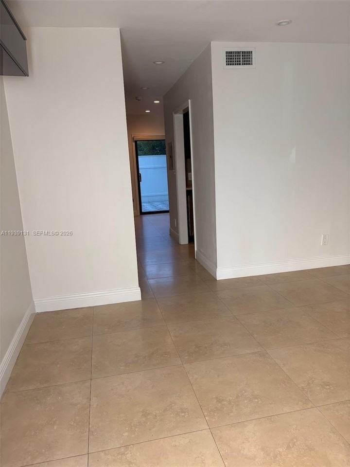 5555 Sw 67th Ave #25 - Photo 3 of 27