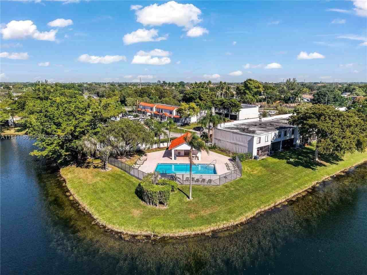 9487 Nw 42nd St #9487 - Photo 2 of 31