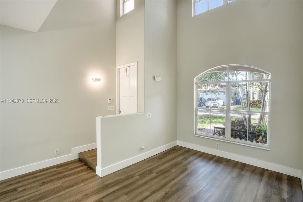 3755 Sw 50th St - Photo 5 of 25