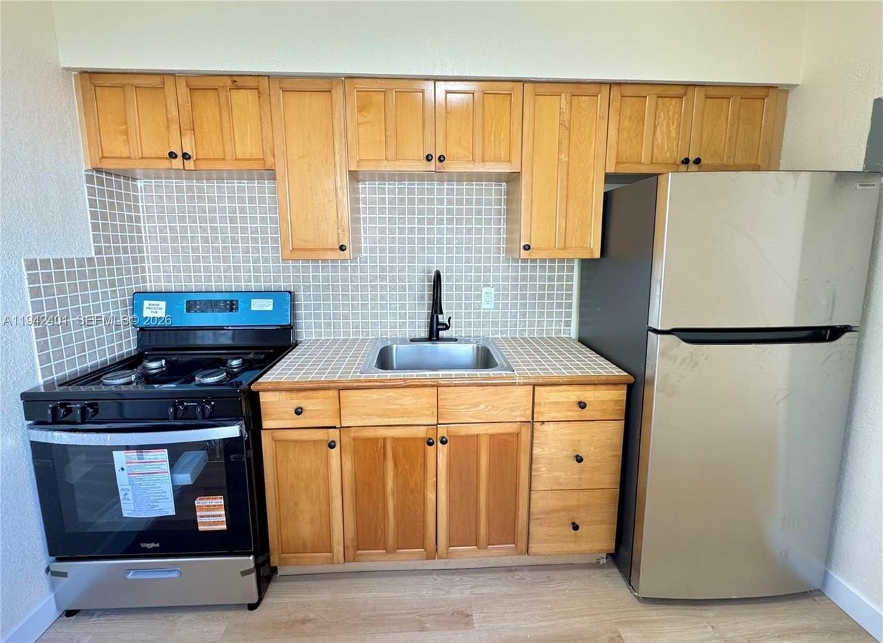 715 Ne 122nd St #4 - Photo 4 of 22