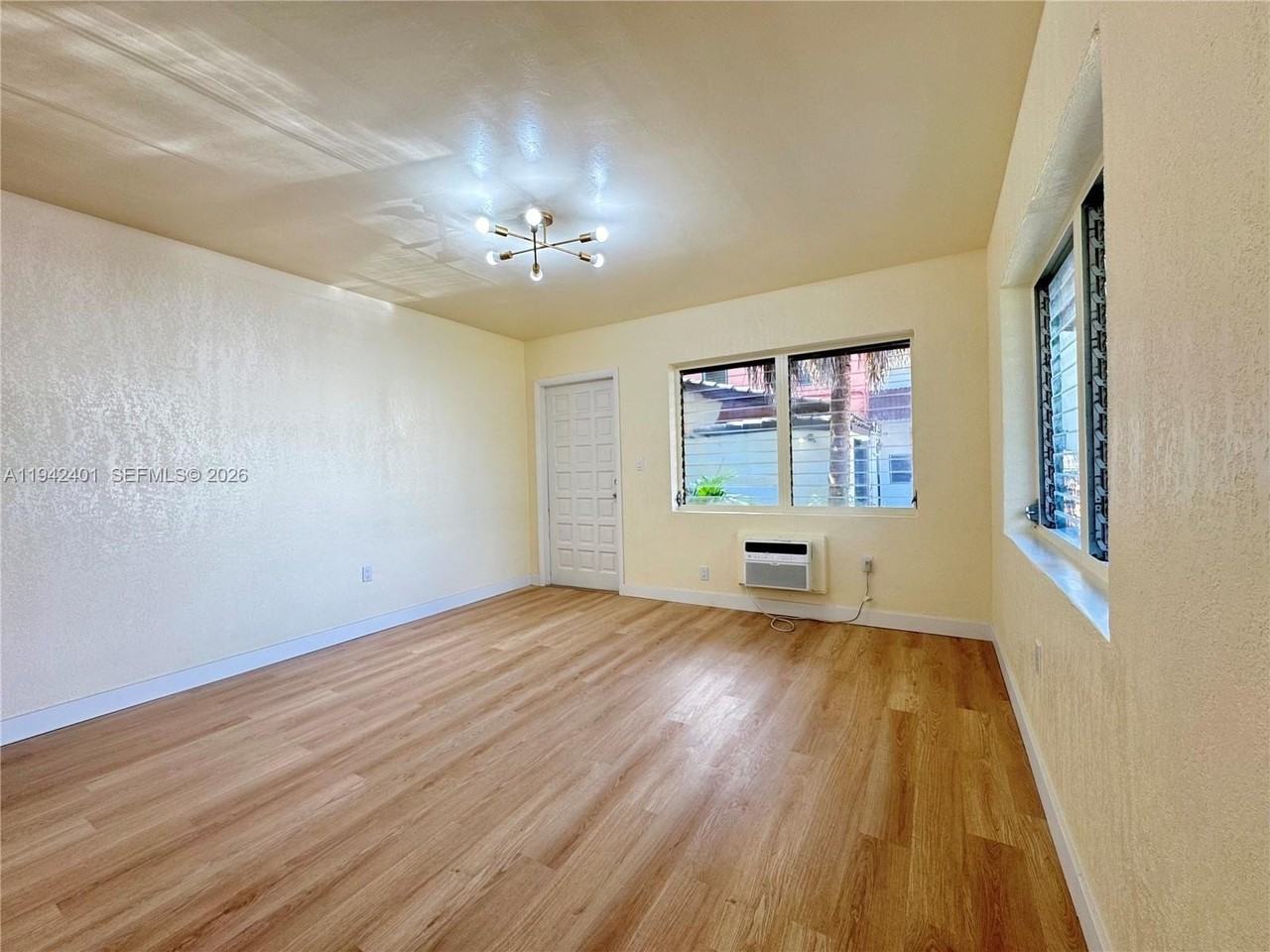 715 Ne 122nd St #4 - Photo 7 of 22