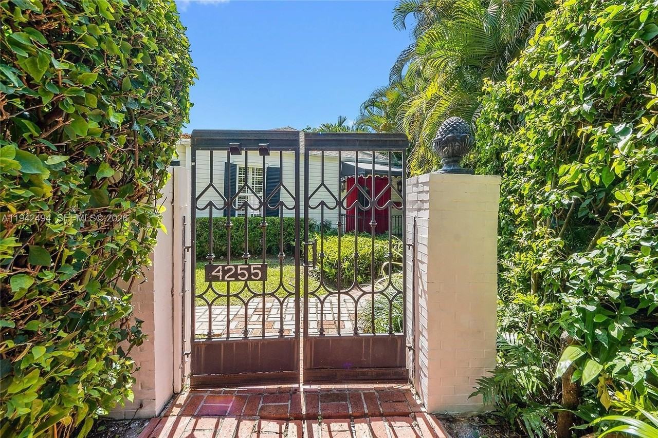 4255 Lennox Dr - Photo 2 of 33