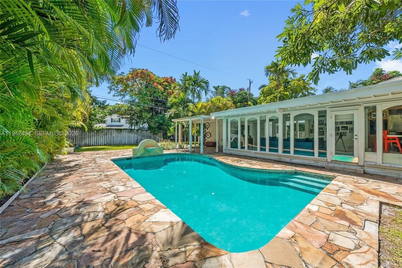 4255 Lennox Dr - Photo 3 of 33