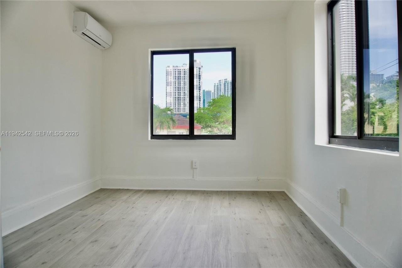 337 Sw 5th Ave #10 - Photo 2 of 20