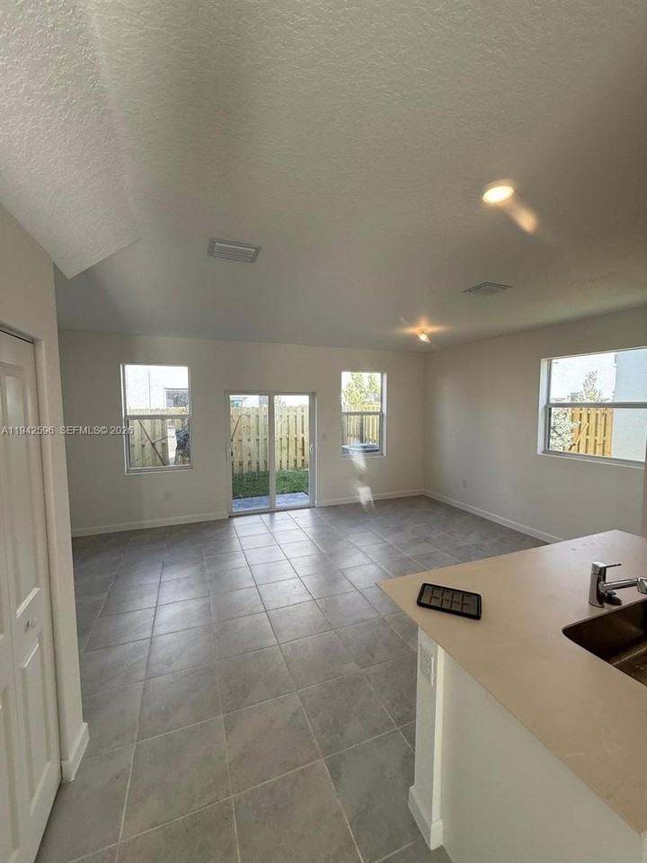 132 Se 11 Ct - Photo 2 of 10