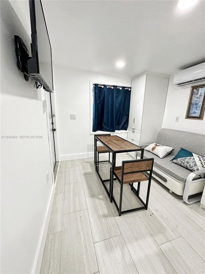 2400 Nw 9th St #3 - Photo 3 of 10