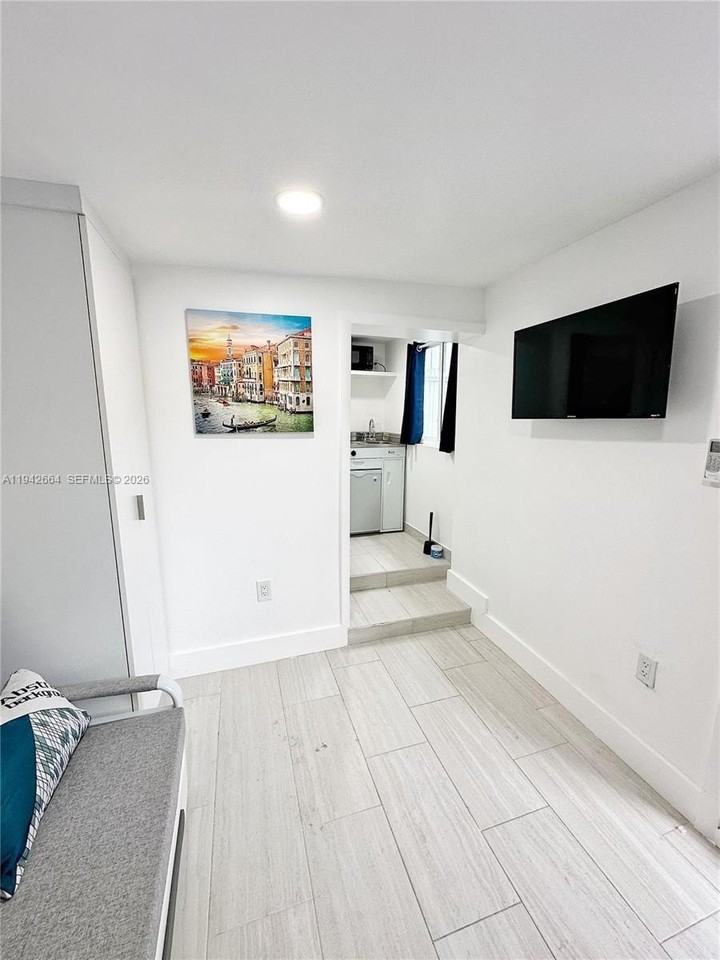 2400 Nw 9th St #3 - Photo 4 of 10