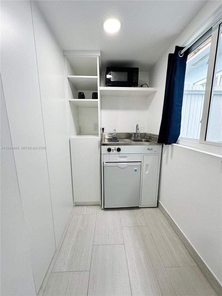 2400 Nw 9th St #3 - Photo 6 of 10