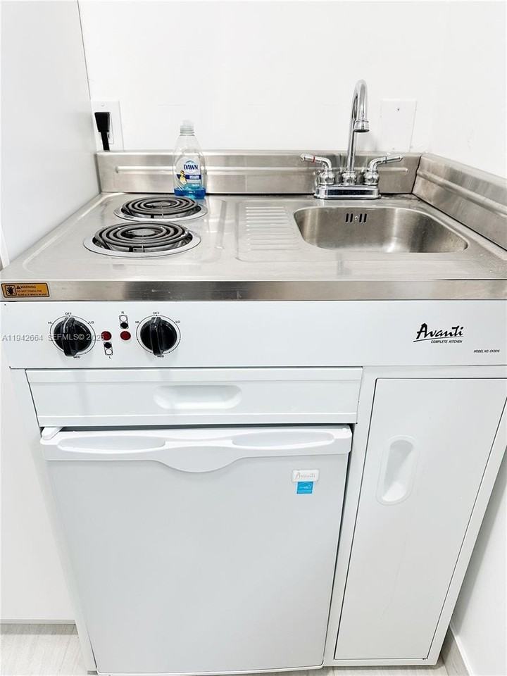 2400 Nw 9th St #3 - Photo 7 of 10