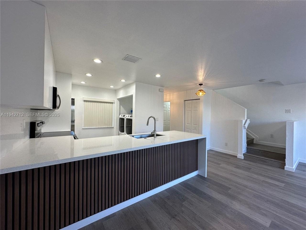 322 Ne 3rd St #C - Photo 3 of 39