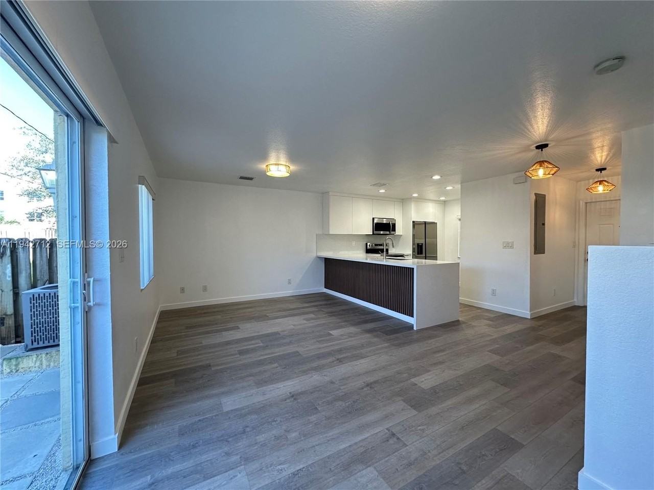 322 Ne 3rd St #C - Photo 6 of 39