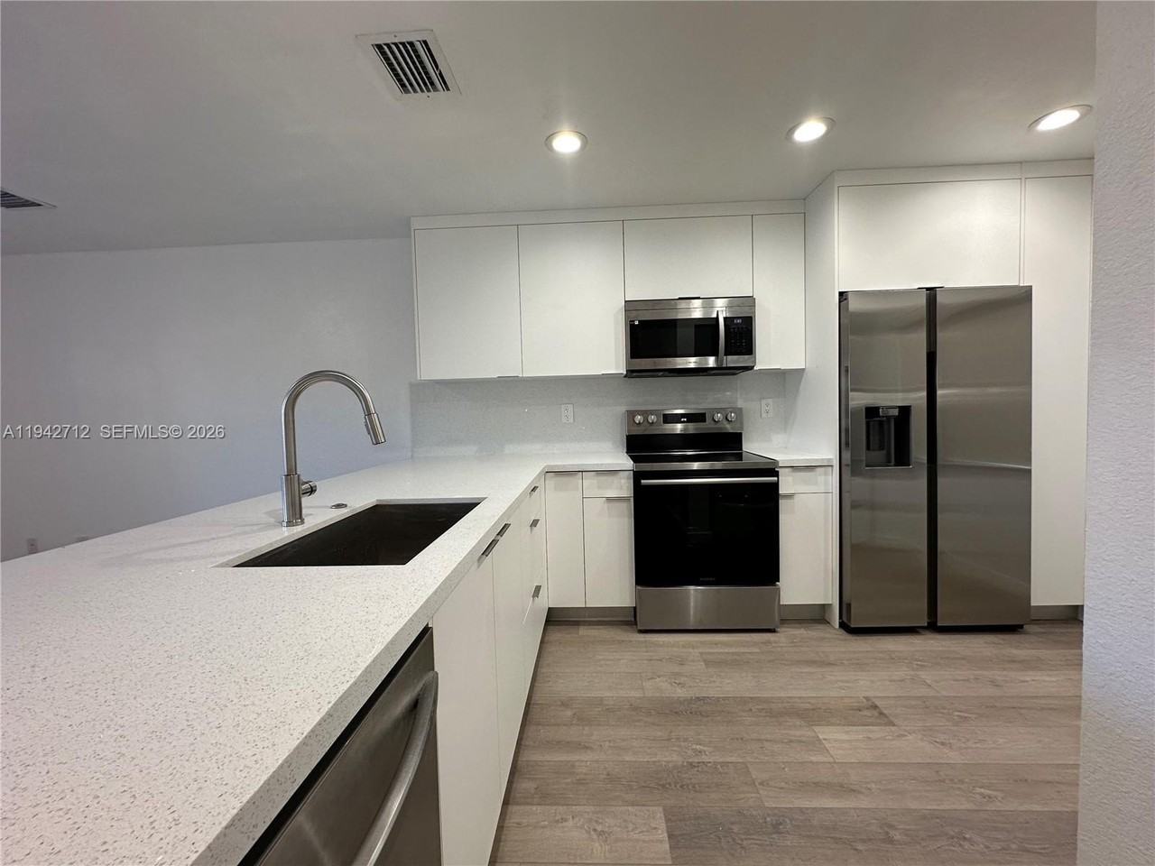 322 Ne 3rd St #C - Photo 7 of 39