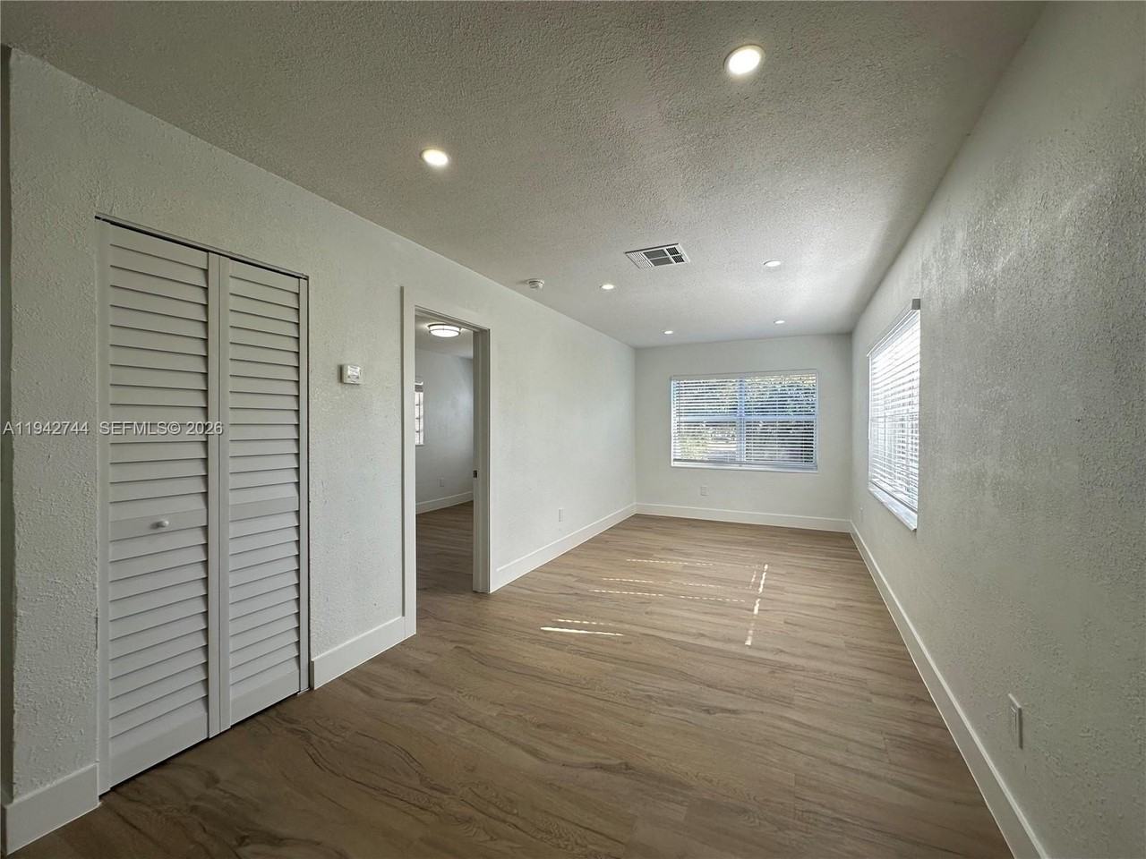 3331 Sw 15th Ave - Photo 4 of 24