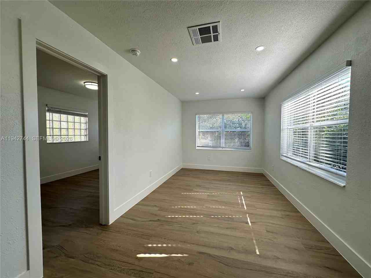 3331 Sw 15th Ave - Photo 5 of 24