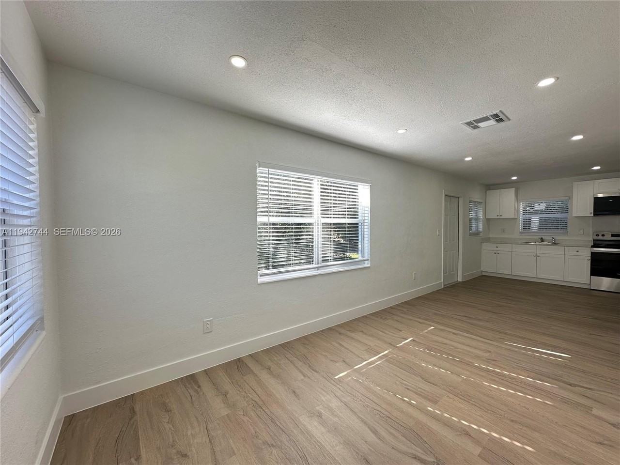 3331 Sw 15th Ave - Photo 6 of 24