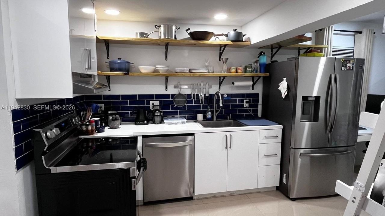 320 S 28th Ave #320 - Photo 2 of 5