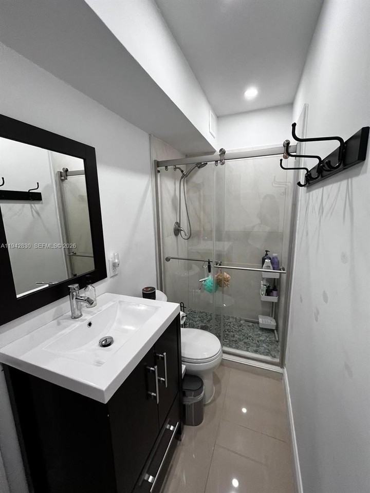 320 S 28th Ave #320 - Photo 3 of 5