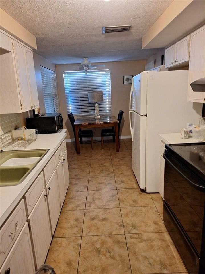 1550 Roundtree Rd - Photo 2 of 6