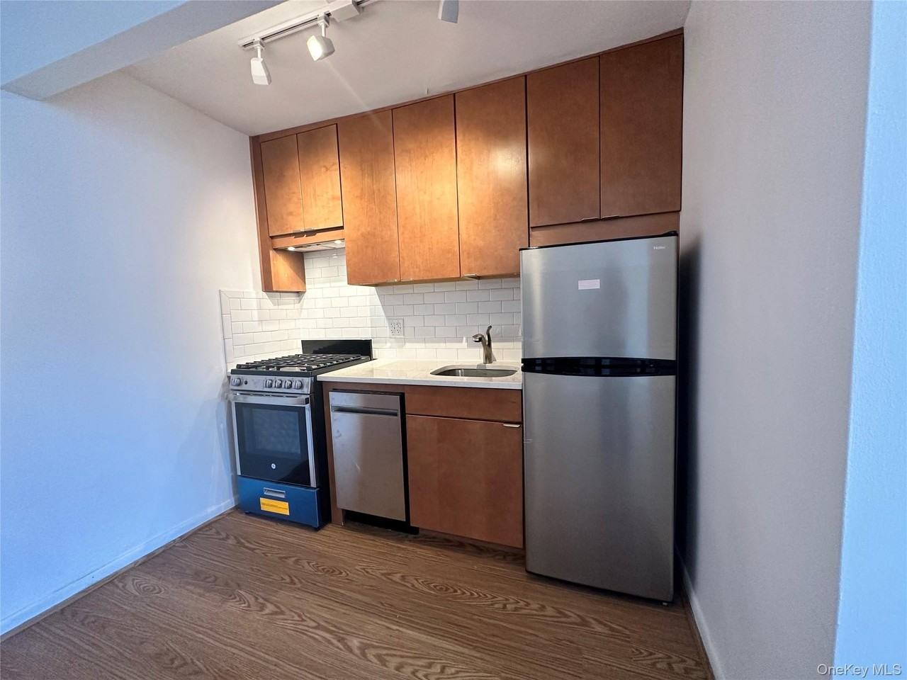 17545 88th Ave Apt 6s #6S - Photo 2 of 16