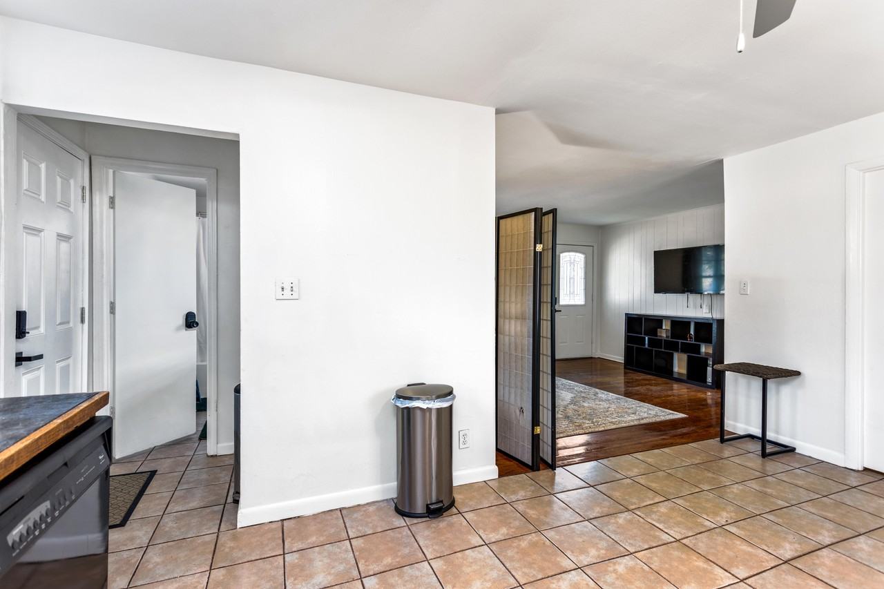 Redford Dr Se - Photo 3 of 11