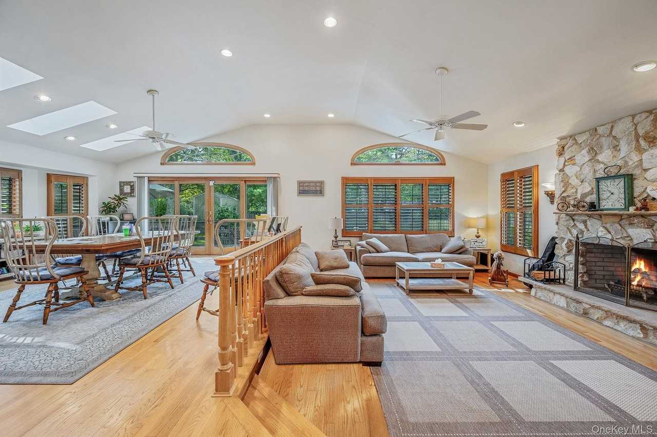 6 Bay Dr - Photo 3 of 32