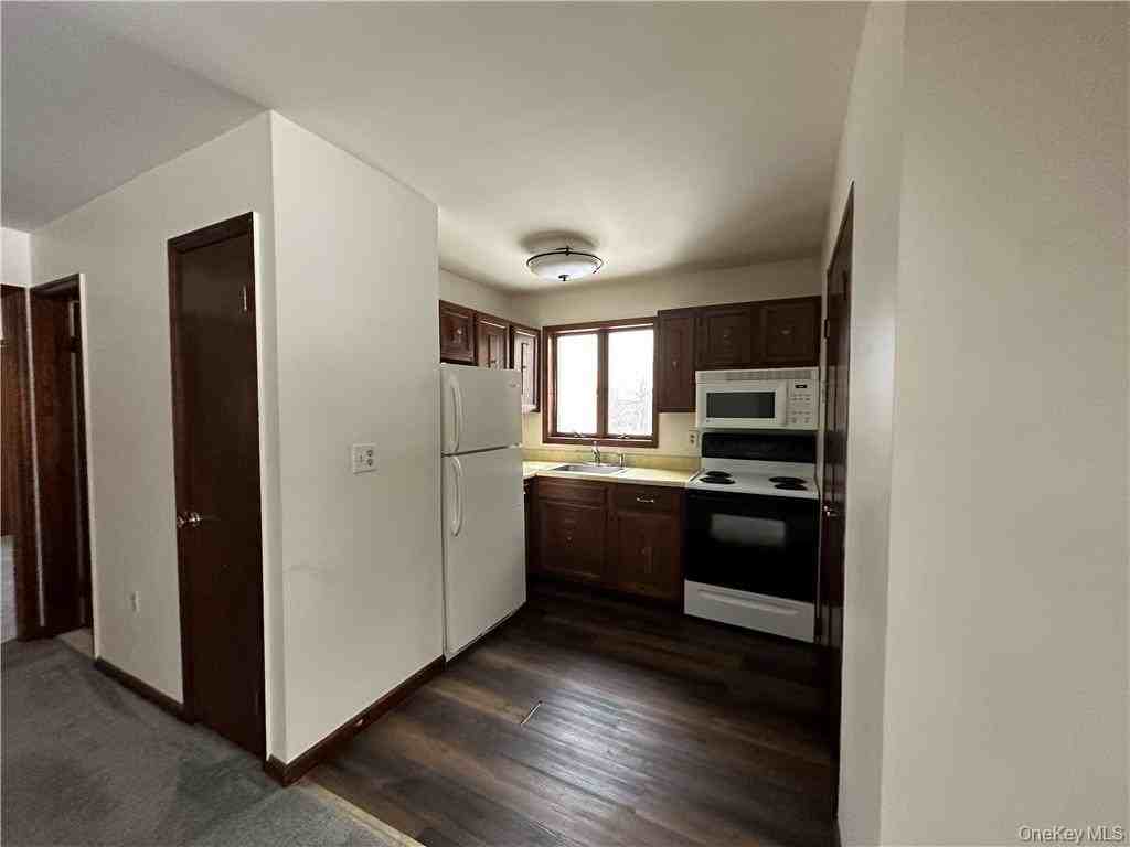 15 Kelly Ln Apt D #D - Photo 3 of 8