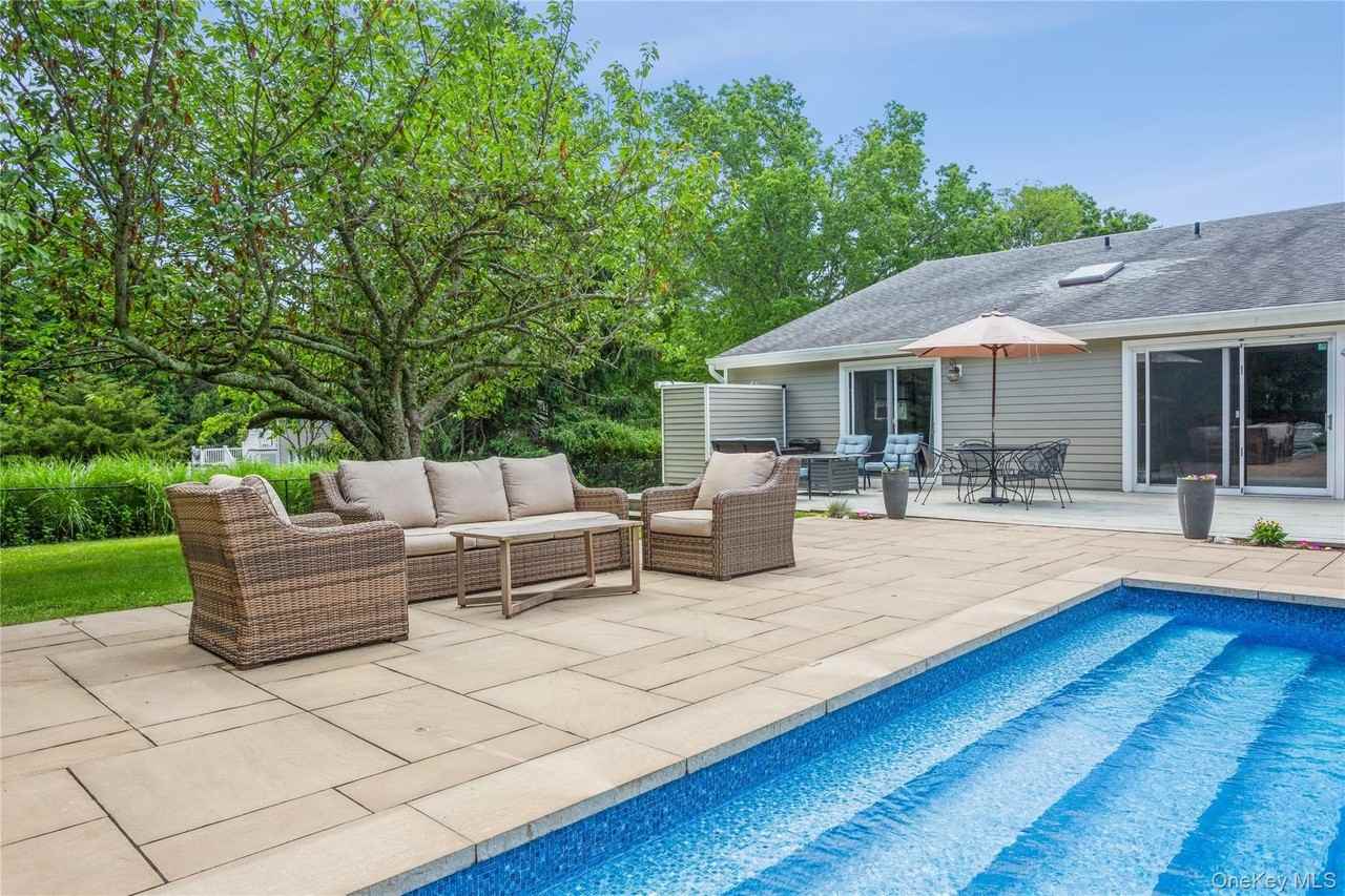 215 Northfield Ln - Photo 2 of 19