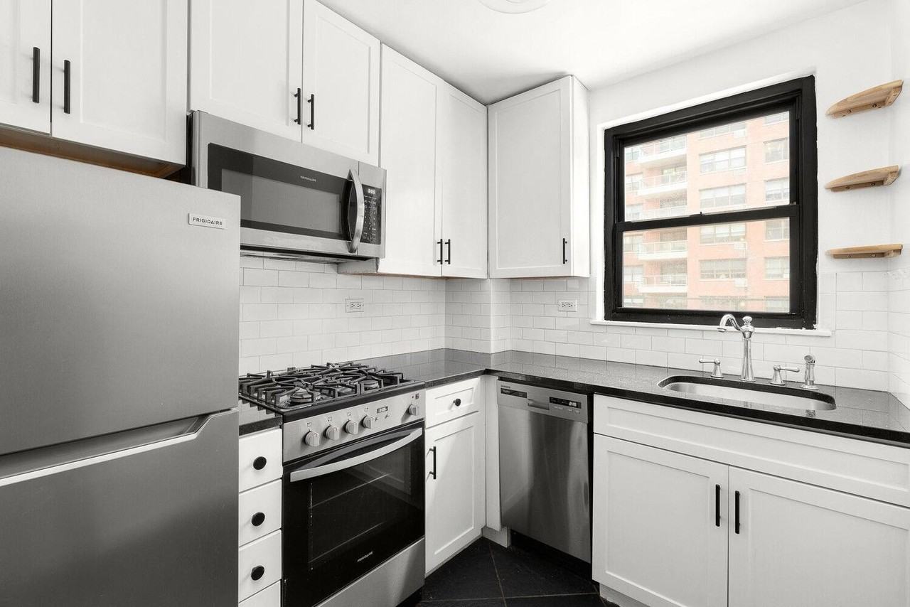 233 E 70th St Apt 3s #3S - Photo 3 of 6