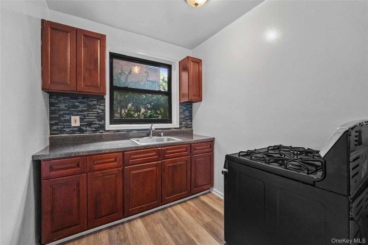 140 E Hartsdale Ave Apt 1l #1L - Photo 5 of 17