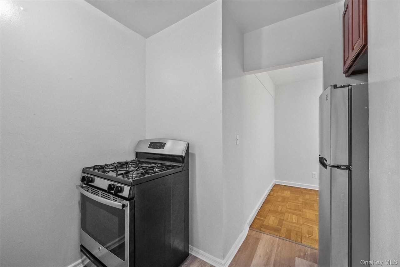 140 E Hartsdale Ave Apt 1l #1L - Photo 6 of 17
