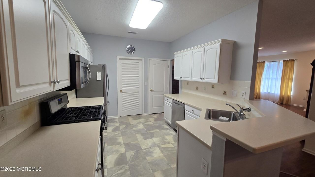 16 Golden Willows Ave - Photo 5 of 17