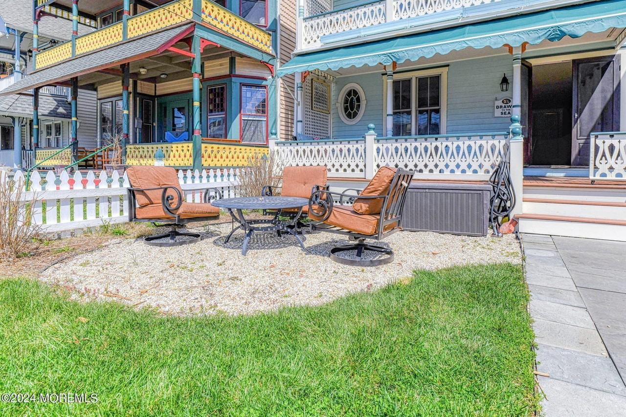 5 1/2 Embury Ave - Photo 3 of 25