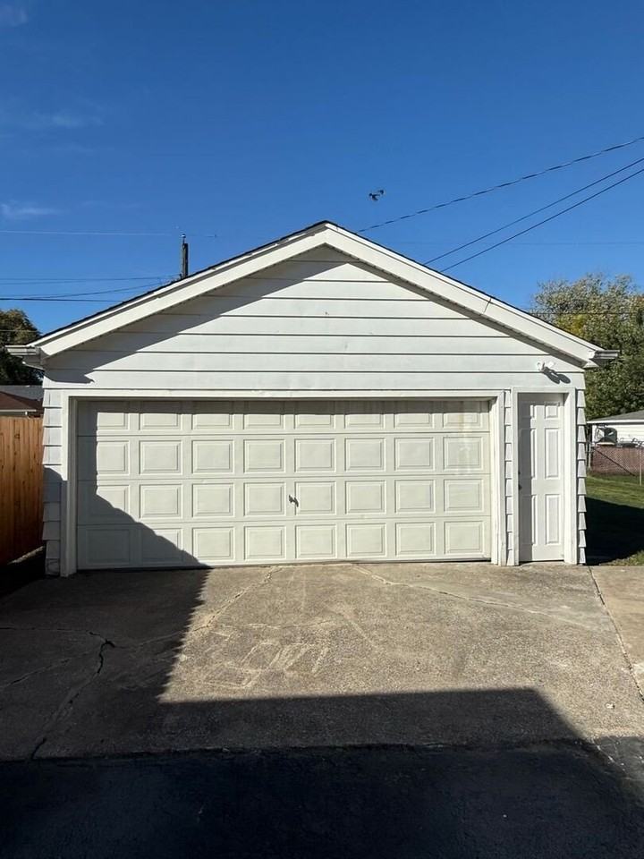 17842 Park Ave - Photo 2 of 11