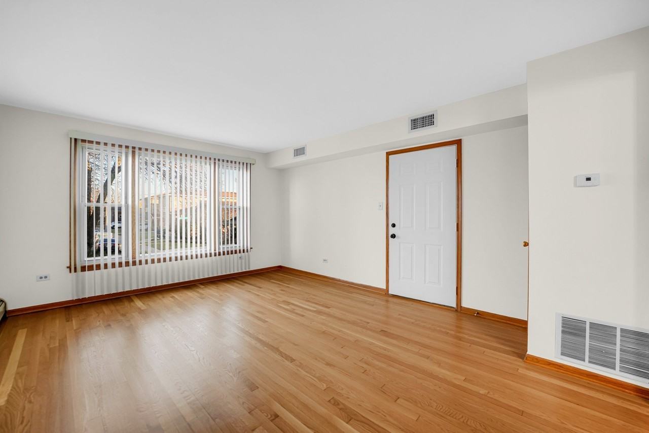 5324 S Long Ave Apt 1 #1 - Photo 2 of 16