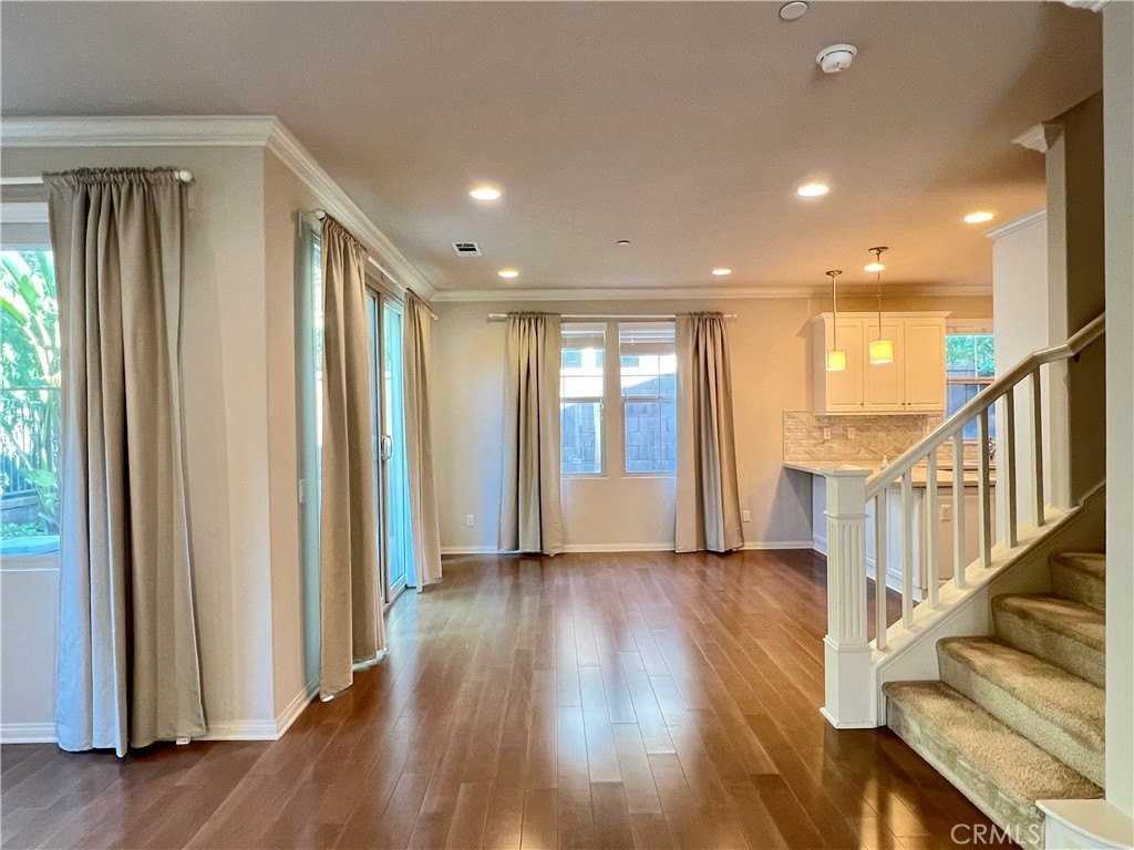 183 Bright Poppy - Photo 3 of 17