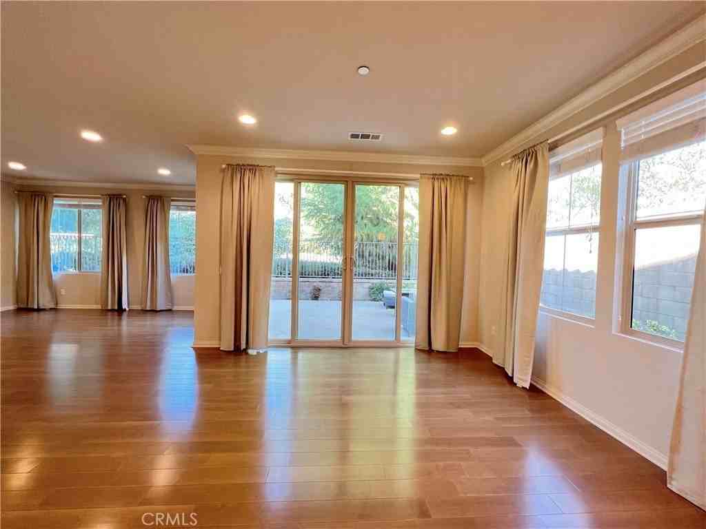 183 Bright Poppy - Photo 4 of 17