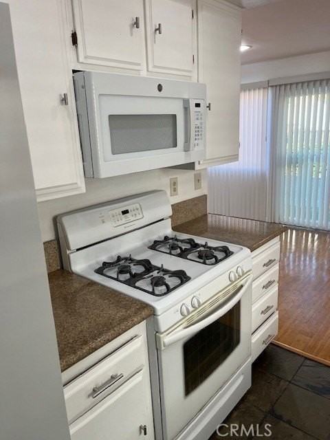 22003 Belshire Ave - Photo 7 of 19