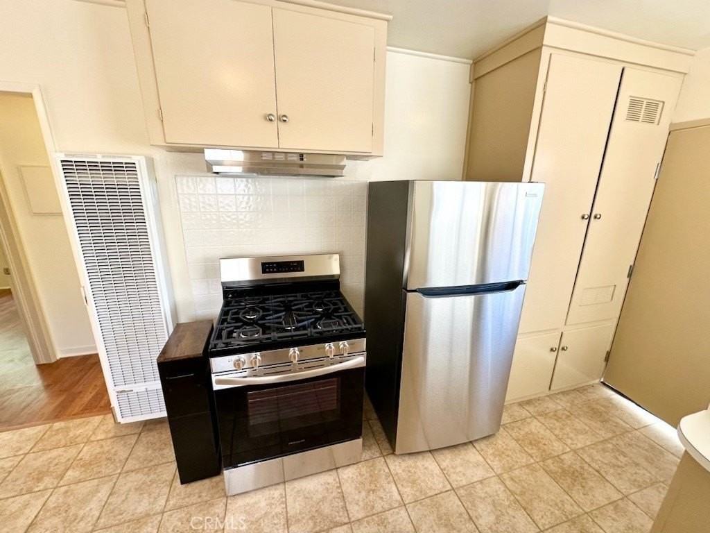 1915 Belmont Ln - Photo 2 of 7