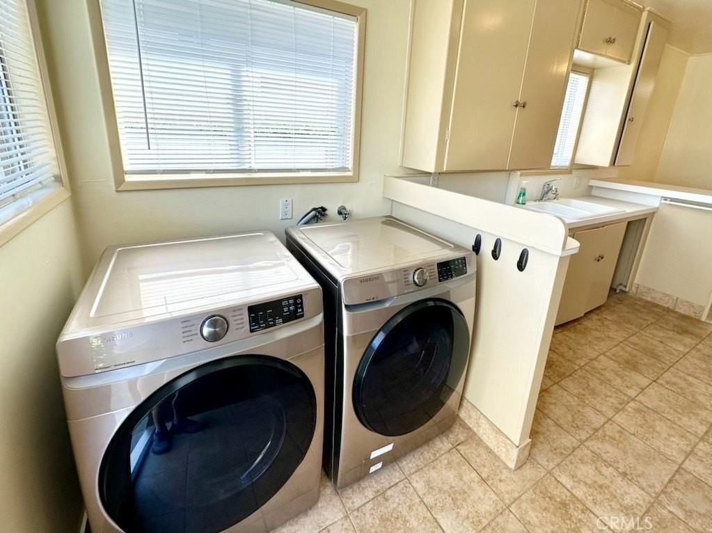 1915 Belmont Ln - Photo 3 of 7