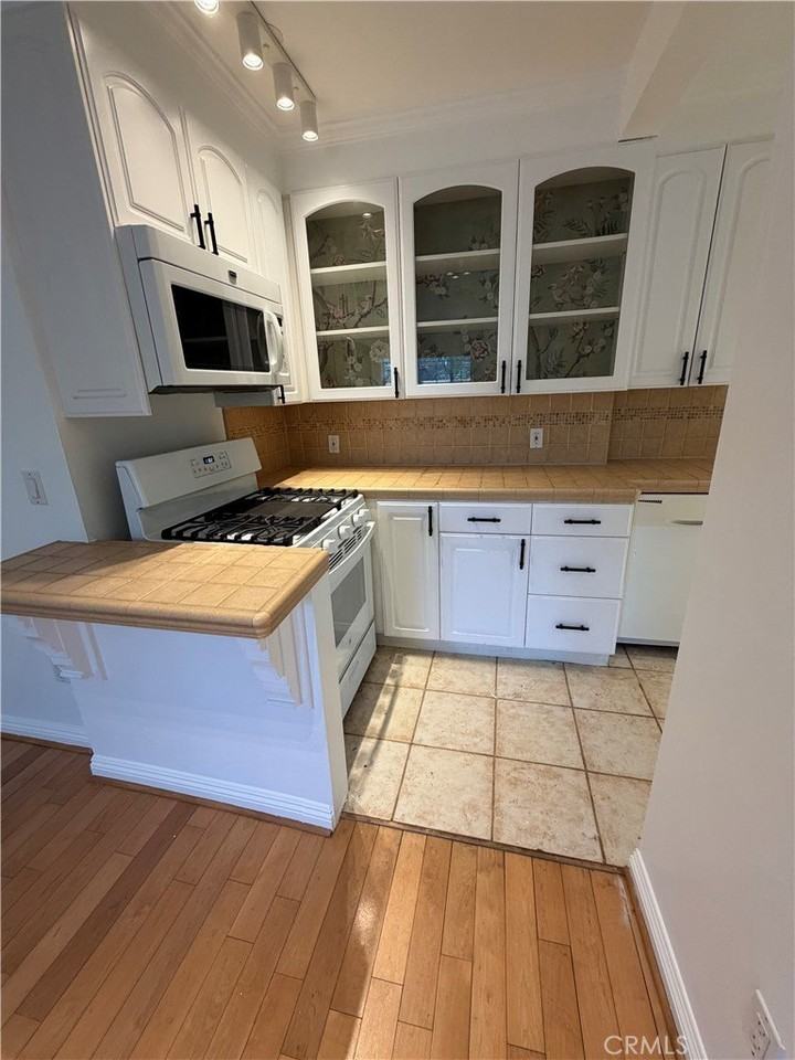 2253 N Gower St - Photo 6 of 21