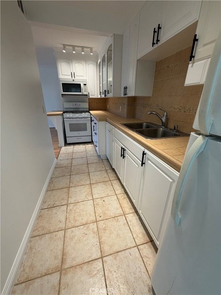 2253 N Gower St - Photo 7 of 21