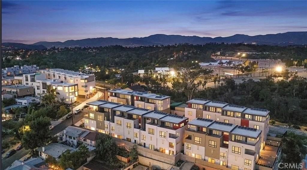 1048 N Joels Pl - Photo 4 of 39