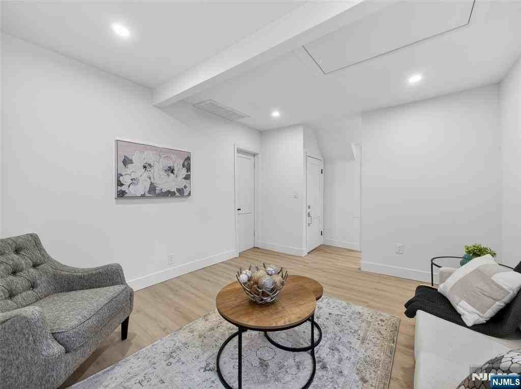 114 Colony Ave - Photo 7 of 12