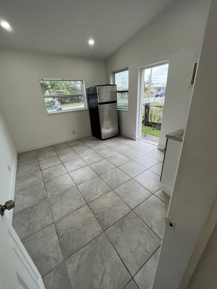 16175 Ne 12th Ave - Photo 2 of 8