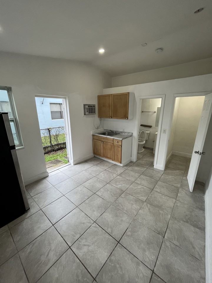 16175 Ne 12th Ave - Photo 3 of 8