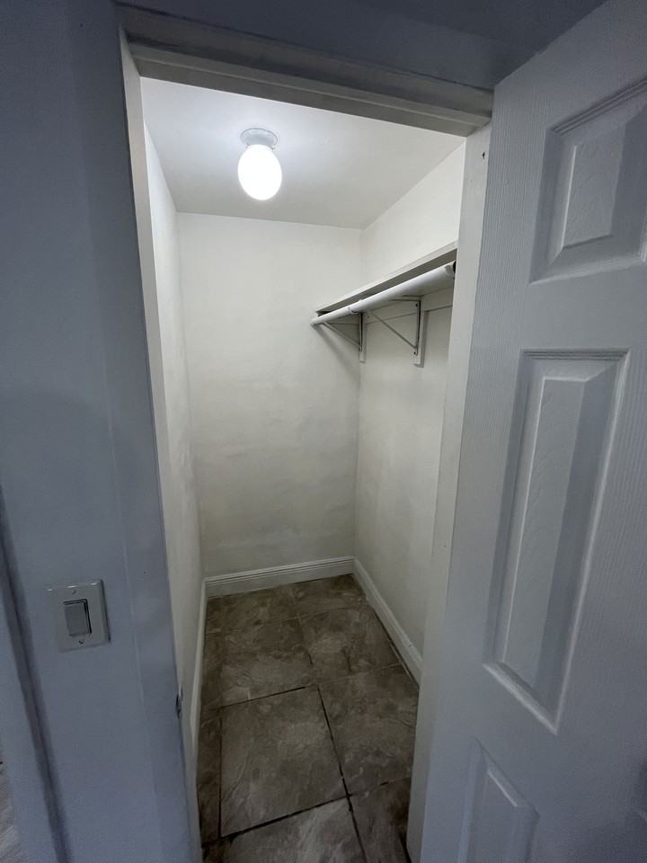 16175 Ne 12th Ave - Photo 6 of 8