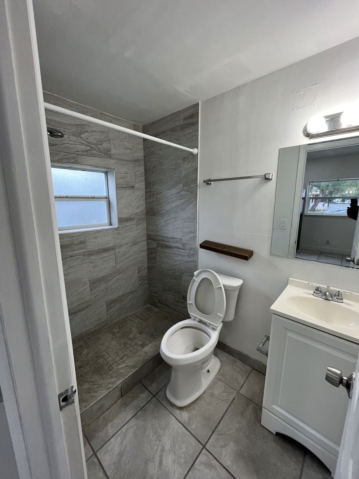 16175 Ne 12th Ave - Photo 7 of 8