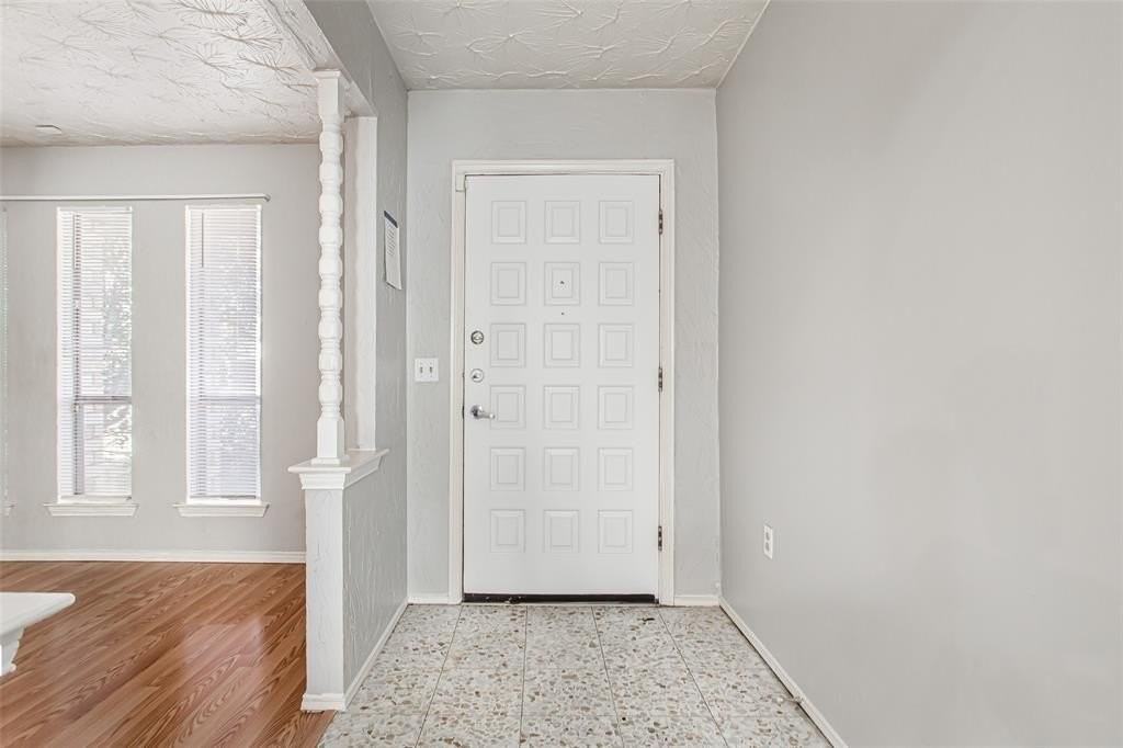 2732 Parkhaven Dr - Photo 5 of 40