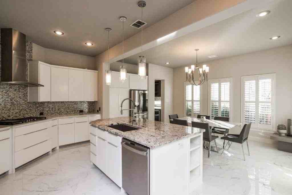 3736 Greenbrier Dr - Photo 3 of 39